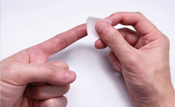 使用酒精濕紙巾消毒手指尖，等待酒精乾透。