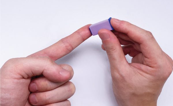 使用即棄採血針刺穿手指尖的一側，用乾抹手紙擦去指尖第一道血跡。
