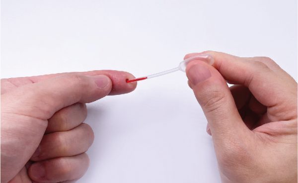 使用滴管在指尖上吸取血液，再把一滴血液加到檢測卡上的樣品槽(S)上。
如果第一次採血失敗，可以使用後備採血針重複步驟3-6。